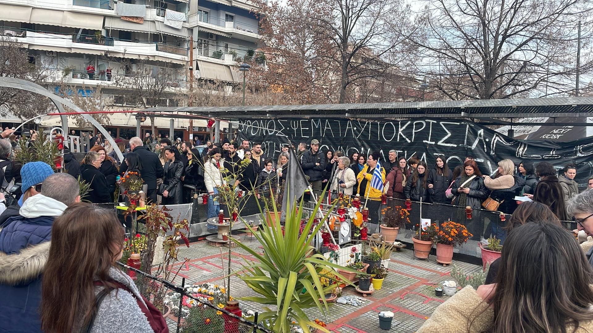 «Δεν έχω οξυγόνο -Όχι στη συγκάλυψη» βροντοφώναξαν χιλιάδες διαδηλωτές στην πορεία προς το σταθμό Λάρισας