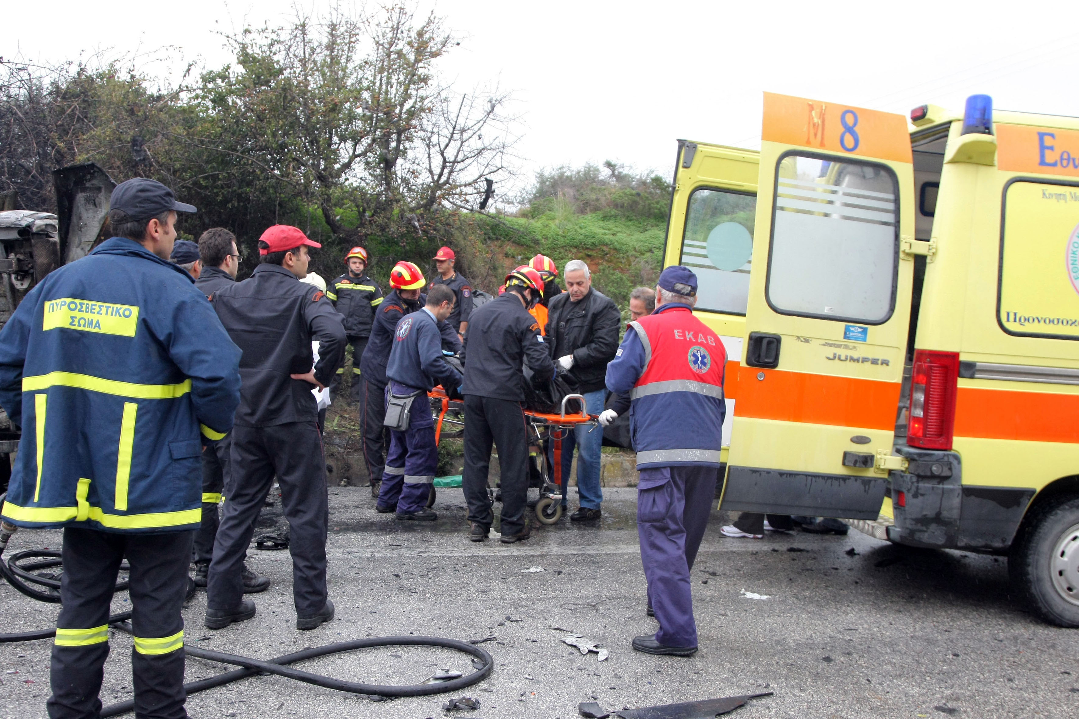 Τραγικό τροχαίο στα Τέμπη πριν της σήραγγες από σύγκρουση νταλίκας με ΙΧ- νεκρός 45χρονος, τραυματίας ο 24χρονος γιός του