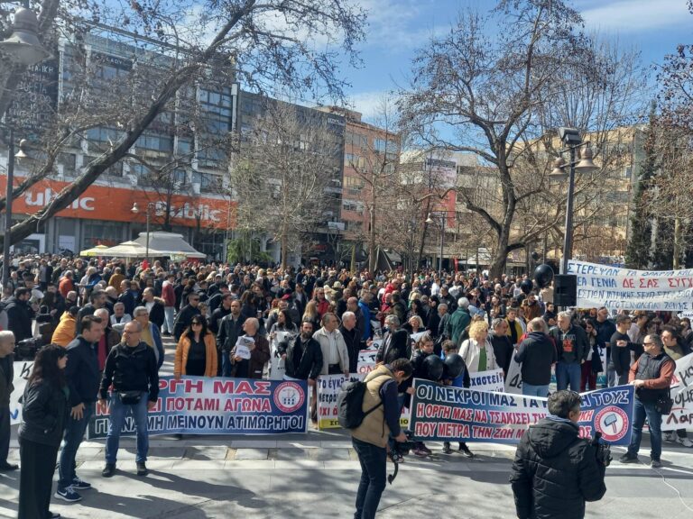 «Δεν έχω οξυγόνο» το κεντρικό σύνθημα του μαζικού μαθητικού και φοιτητικού συλλαλητηρίου στη Λάρισα