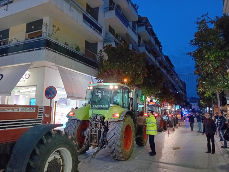 Διαμαρτυρία αγροτών με τρακτέρ στο γραφείο του υφυπουργού Χρ. Κέλλα
