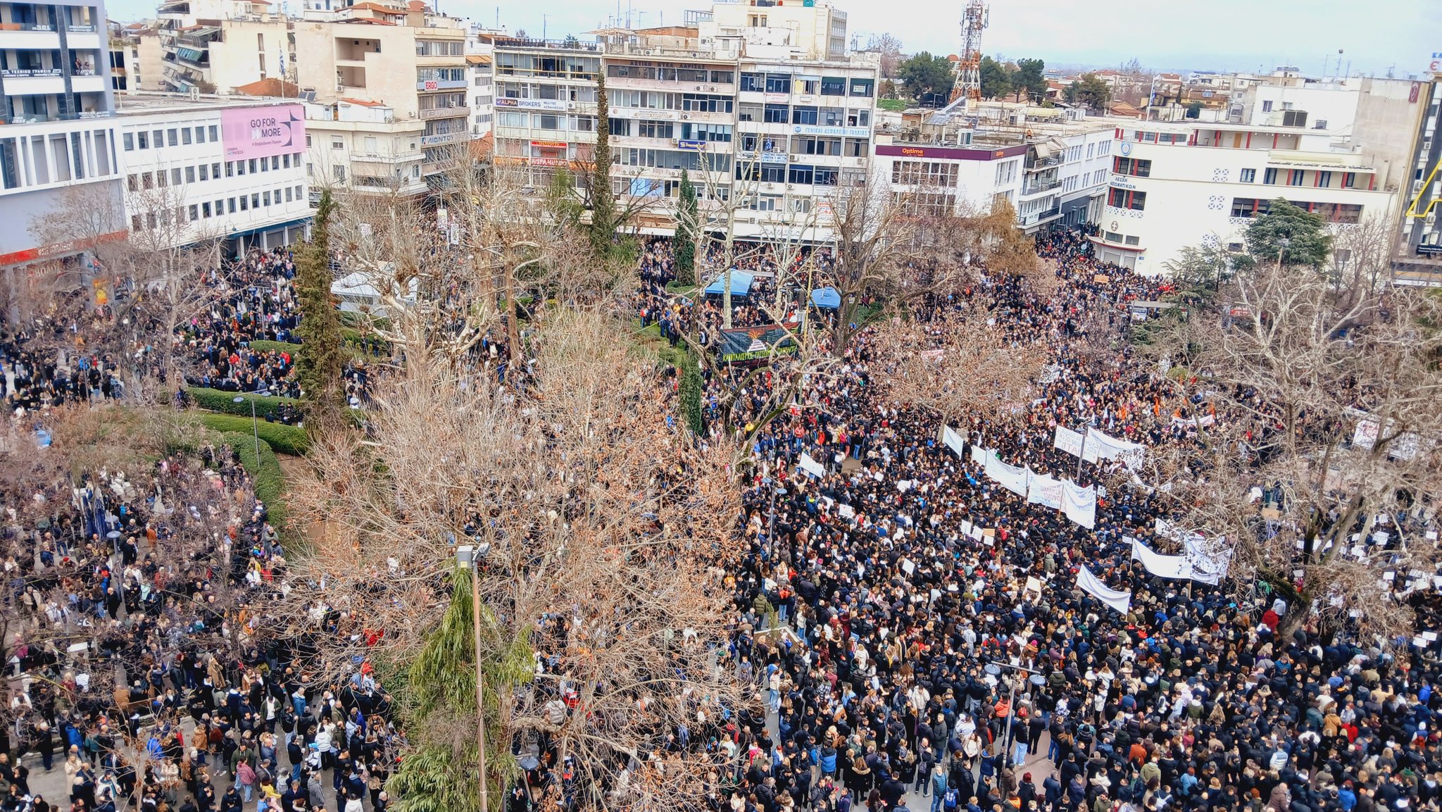 Βούλιαξε η Λάρισα: Ενωμένη ειρηνικά τίμησε τους νεκρούς και τραυματίες των Τεμπών