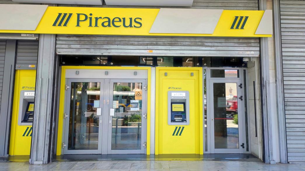 Η Τράπεζα Πειραιώς βάζει λουκέτο στο e-branch της κεντρικής πλατείας
