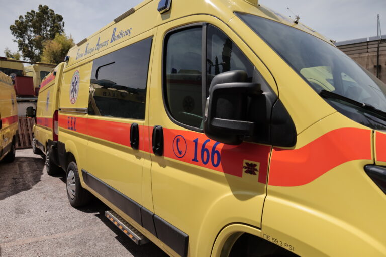 Λάρισα: Διασωληνωμένοι δυο νεαροί που το Ι.Χ τους πήρε φωτιά μετά από πρόσκρουση τα ξημερώματα