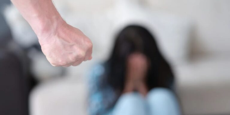 Λάρισα: Σύλληψη 32χρονης για ενδοοικογενειακή βία – Τα δύο παιδιά της έφεραν σημάδια κακοποίησης από σβήσιμο τσιγάρου