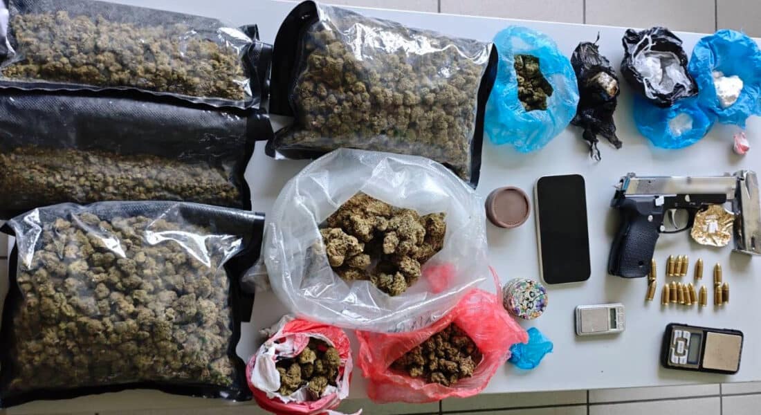 Τετραμελής οικογένεια στη Λάρισα με επάγγελμα την αποθήκευση και εμπορία ναρκωτικών – Προδώθηκε από ένα δέμα στη Μυτιλήνη