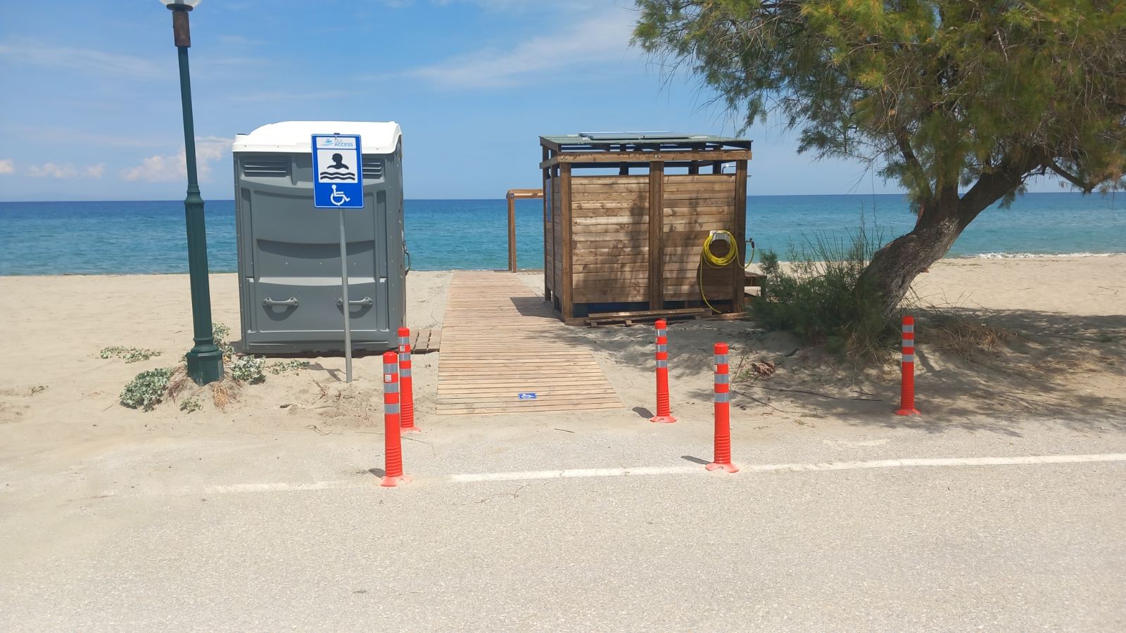 Δήμος Τεμπών: Η παραλία γίνεται προσβάσιμη σε όλους – Νέες αυτόματες ηλεκτρικές ράμπες και σύγχρονες υποδομές για τα Άτομα με Αναπηρία (Α.Μ.Ε.Α.)