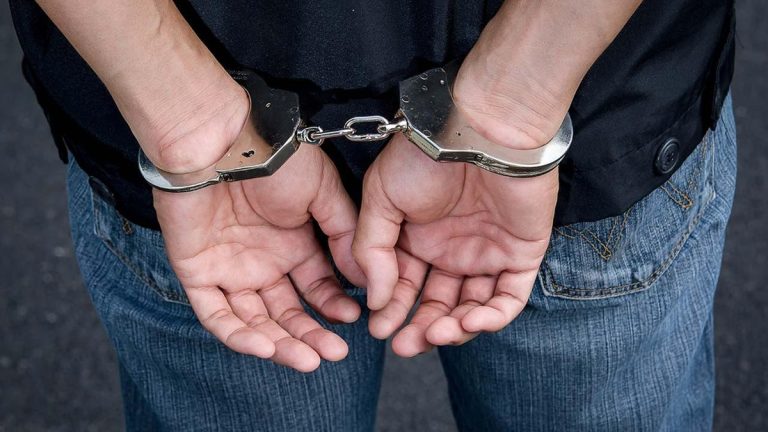 Καταδικάστηκε ο 50χρονος Λαρισαίος που κρατούσε όμηρο την πρώην σύζυγο του – «Με ακολουθούσε παντού με το τσεκούρι»