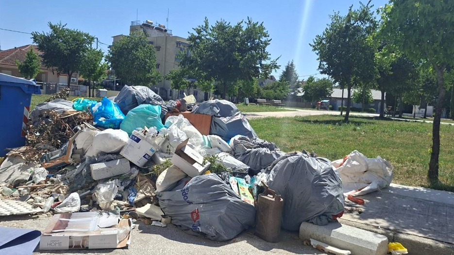 Βαριά «καμπάνα» για ογκώδη απορρίμματα στην πλατεία Αλησμόνητων Πατρίδων στο Αβέρωφ