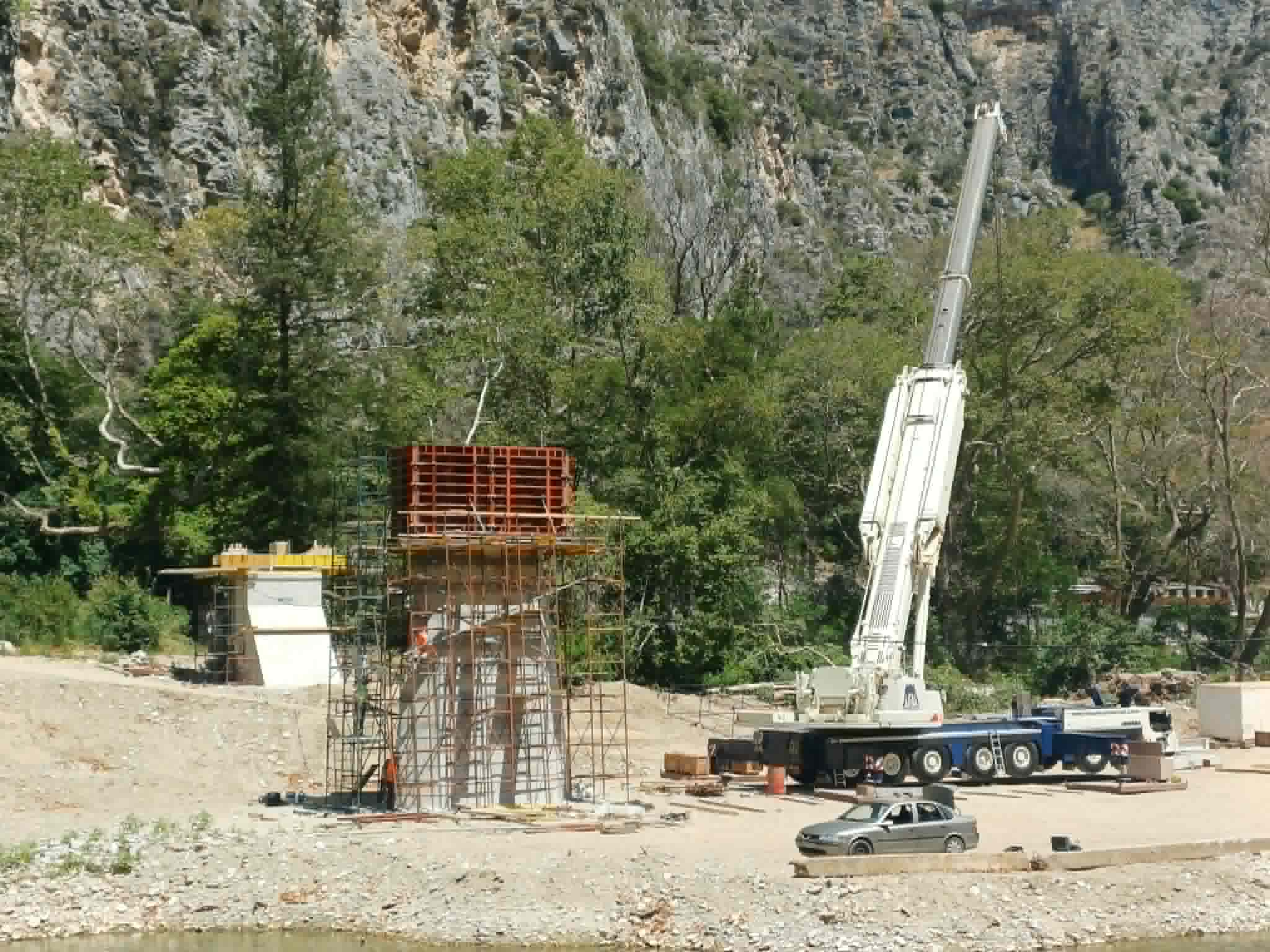 Μπήκε το πρώτο υπόβαθρο για τη γέφυρα της Αγίας Παρασκευής στα Τέμπη-πότε θα είναι έτοιμη